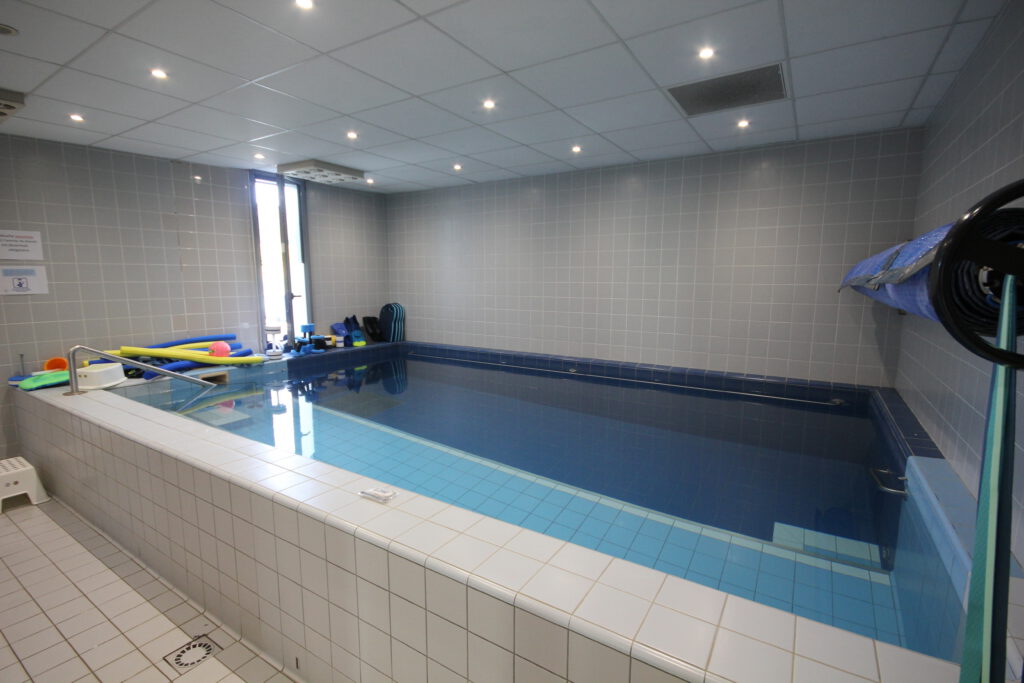 Piscine de balnéothérapie utilisée pour la rééducation fonctionnelle et les soins en kinésithérapie